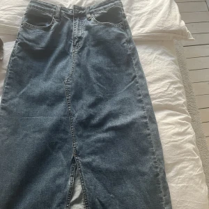 Lång jeanskjol  - Lång jeans kjol från soft rebels! Aldrig använd 