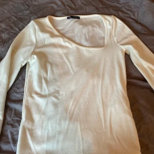 Långärmad topp Zara - Långärmad topp från zara med lite annorlunda urringning. I storlek M men passar S och M.