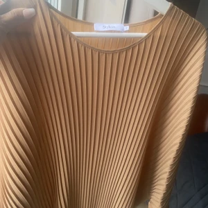 Stylein klänning  - Perfekt beige klänning i storlek S. Då snygg med skärp i midjan. 