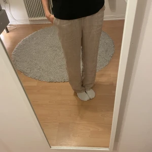 Linnebyxor - Fina linnebyxor från design by si i storlek XS/S, toppenskick! Nypris 529kr. Köpare står för frakt😇 