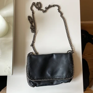 Väska - Säljer denna fina väska från Gina i skin imitation🤍