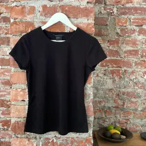 Prickig svart Armani T-shirt. Använd enstaka gånger storlek S