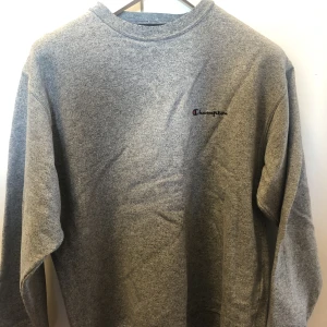 Champion Sweatshirt - Fin vintage Champion sweatshirt i  väl skick.  Sitter som M men passar S beroende på vilken passform man är ute efter  Färg: klassisk grå  Pris: 300