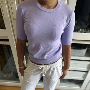 Lila t-shirt - Superfin t-shirt från zara med en härlig färg som passar bra inför sommaren. Säljer även en likadan i rosa💌