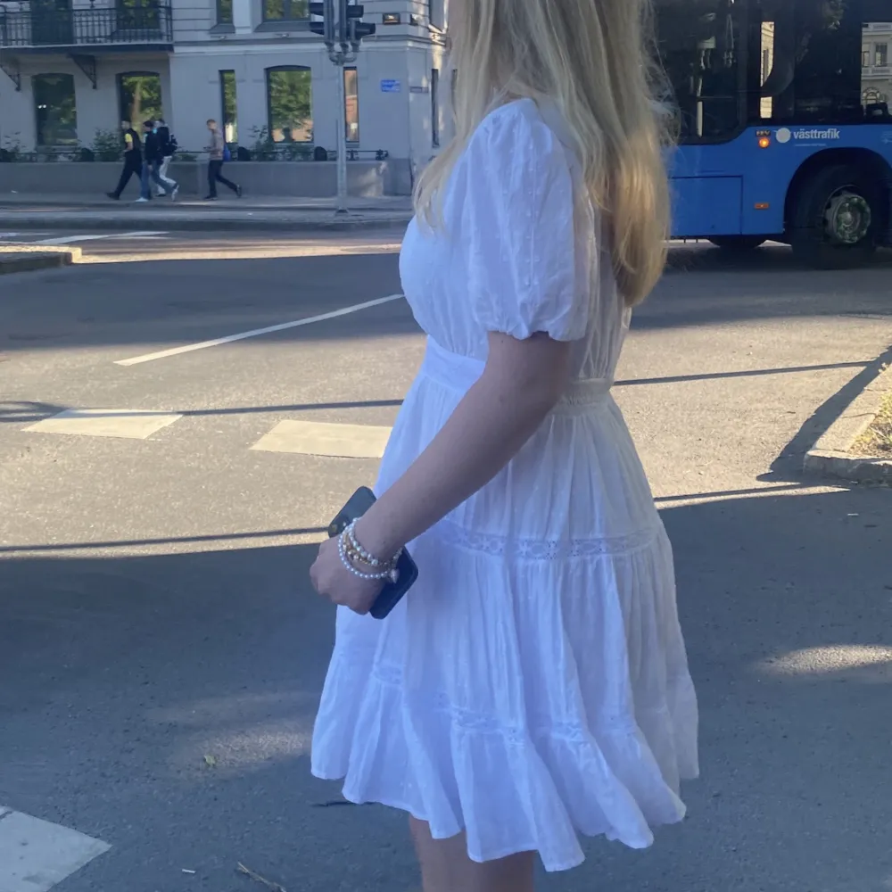 så fin vit klänning från zara, använd fåtal gånger nästan som ny skick, storlek S🩷 köp direkt för 300. Klänningar.
