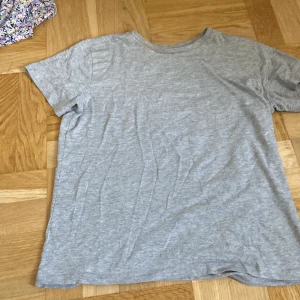 Grå t shirt  - En fin mjuk basic t shirt från lager 157
