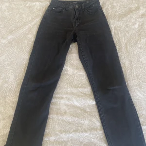 Högmidjade jeans  - Säljer nu dessa jeans då jag inte använder dom längre, då dom blivit för små. 