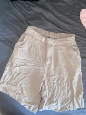 Shorts - Snygga beiga shorts som jag köpte på Sellpy förra året men inte använt, då de inte riktigt var min stil. Bra skick, endast lite skrynkliga, och super skönt material Skriv gärna om ni har frågor eller vill ha måtten🌸
