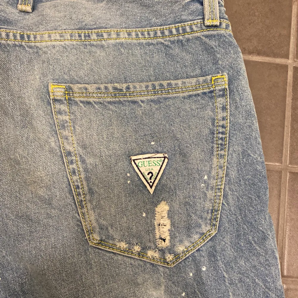 Guess byxor som tyvärr min sambo växt ur. Står storlek 30, skulle säga att de motsvarar en s Köpta på Guess egna hemsida. Det är en herrmodell men funkar snyggt till dam också! . Jeans & Byxor.