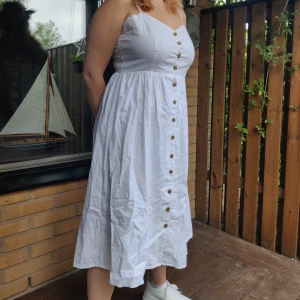 Klänning - Superfin sommarklänning 🌸 Storlek 44. Helt ny, inköpt på HM för 300kr. Säljes nu för 120kr + frakt!! 🤍