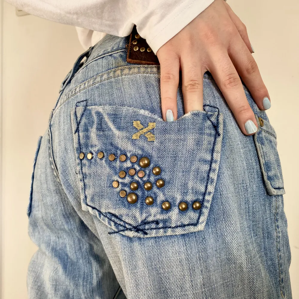 Utsvängda jeans med en låg midja och snygg form 💗 kom privat för fler frågor ✨🫶🏻. Jeans & Byxor.