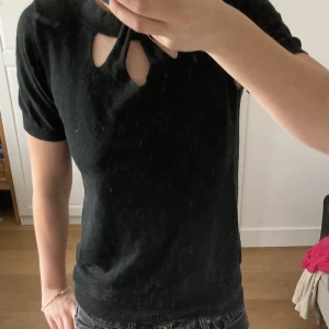 Stickad t-shitt - Sjukt snygg svart stickad t-shirt med snygga detaljer🤩skulle säga att den passar en xs-s 💓kontakta mig vid fler bilder eller frågor.