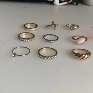 Ringar - Fina statement ribgar i olika färger! Några ör med diamanter som inte är riktiga. Priset gäller styckvis 💓 BARA FÄRG PÅ BORDET