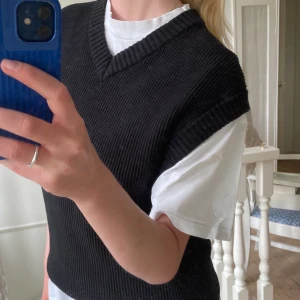 Stickad väst - Använd några enstaka gånger! Köpare står för frakten💕