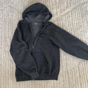 mörkgrå zip hoodie - mörkgrå zip hoodie från beyond retro som inte kommer till användning 🫶