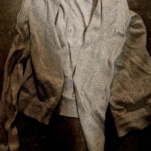 Guldig kofta - Glittrig barnkofta i guld. 