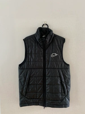 Nike väst - En svart Nike väst i storlek S. Passar även en liten M. Västen är i mycket fint skick och använd fåtal gånger. Säljs för 300 kronor 