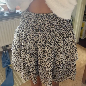 Kjol - Säljer denna ursnygga kjolen❤️i storlek 158/164 men passar XS-S jätte stretchig🌸 inga tecken på användning