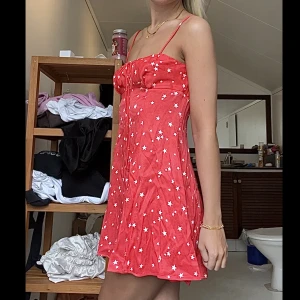 Zara klänning - SÅ snygg & populär klänning från zara i strl M men passar även S!💕 helt oanvänd!🤍 jag är 171 cm lång🥳 GÅR ATT JUSTERA banden så den passar många! Använd gärna köp nu 🤍 SÄLJS INTE LÄNGRE❤️