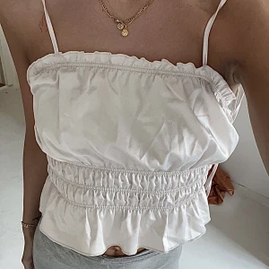 Zara volangtopp - Voalangtopp från zara i satin liknande material! Strl S🤍 använd gärna köp nu💘