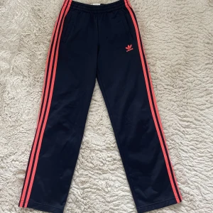 Adidas byxor  - Storlek 152