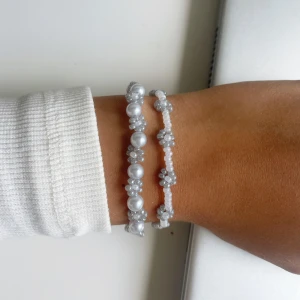 Armband  - Silvriga armband! Det med runda pärlor: 45kr Det andra: 39kr