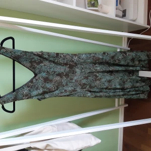 Fin sommarklänning - Grön och blommig sommarklänning från Beyond Retro (vintage affär), i bra skick. Säljs för att klänningen är lite för stor och därför inte kmr till användning. 