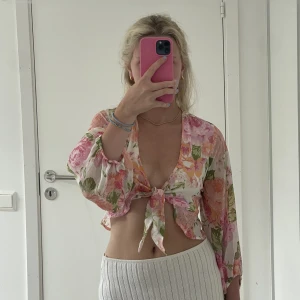 Topp  - Blommig topp från Ginatricot 🩷