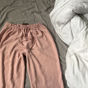 rosa kostymbyxor  - dem är i jättebra skick men bara inte kommit till användning 