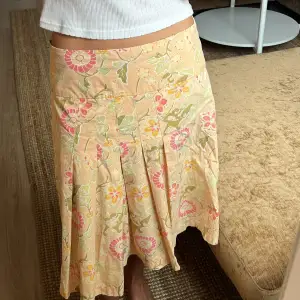 Otroligt söt blommig kjol! Inköpt på 90-talet men i perfekt skick 🧡 Storlek 34 men lite stor i storleken så passar även en 36-38. 