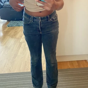Bootcut Jeans - Superfina bootcut jeans i fint skick. Använda några få gånger och köpta på sellpy. Passar mig som brukar vara ungefär en 38 i jeans.  Säljer då jag har för många jeans hemma.  Kan mötas i Uppsala eller posta,  Köparen står för frakt💕