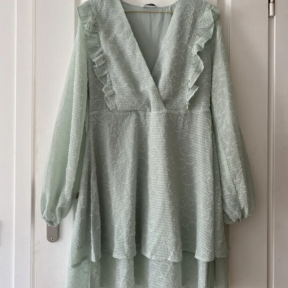 Säljer en grönblå klänning från Ellos som aldrig används och är i nyskick. Säljer pågrund av att den är för stor. . Klänningar.