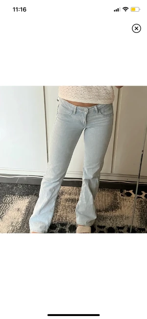 Lågmidjade jeans - Aldrig använda ändast testat  Passar både mig med storlek 36/34 men även storlek 40