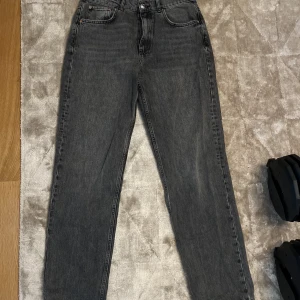 Svart/grå higwaist gina jeans  - Highwaist jeans från gina som knappt är använda. 