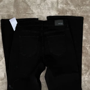 Svarta bootcut jeans  - Svarta bootcut jeans från bubbleroom. Väldigt stretchigt material, aldrig använda. 