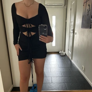 Svart klänning - Säljer en svart klänning som inte kommer till användning. Den är i stl M och säljs för 200kr+frakt