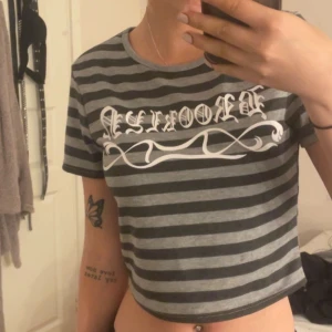 baby tee - Croppad t-shirt med vitt tryck🤍 aldrig använd. Frakt-39 storlek S men passar även xs💗