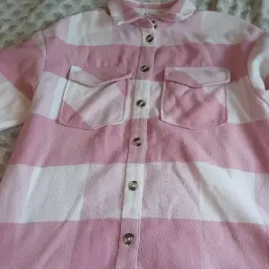 Fin rosa skjorta med knappar använd men i bra skick storlek 158 nypris: 280 kr säljer för  110kr + frakt💗 betalning sker via swish 