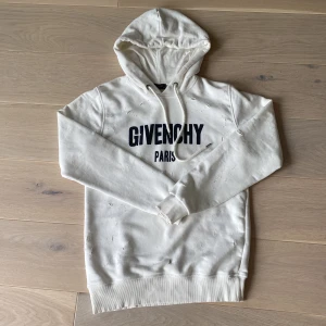 Givenchy Hoodie - Den här hoodien har massor av hål i sig, den är inte trasig utan modellen är så. Om man inte vill att hålen ska synas särkilt mycket kan man ha på sig en vit t shirt under, då syns de inte lycka mycket. 