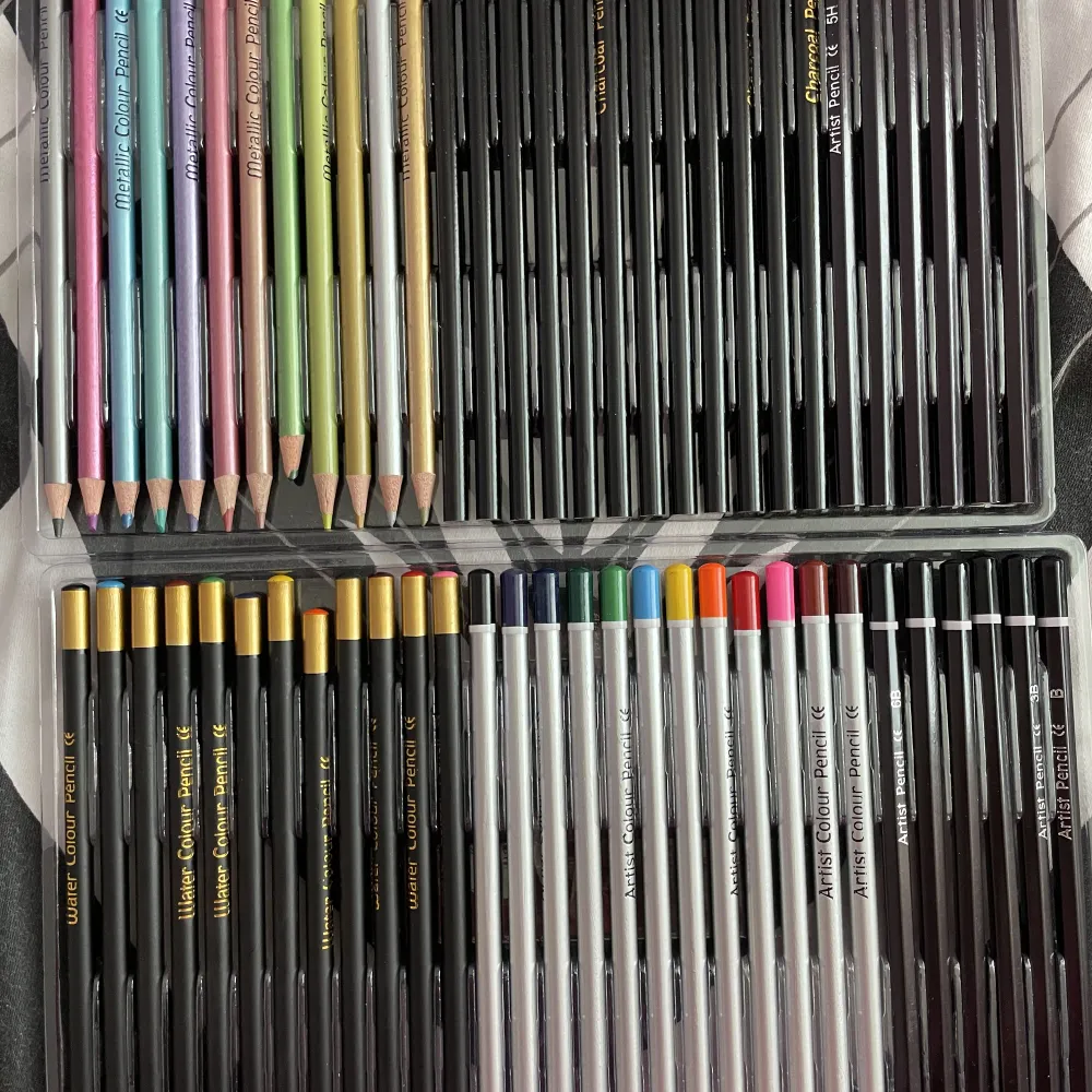 Vissa Färgpennor som är använda en gång, resten orörda både metalliska och vanliga  . Övrigt.