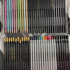 Vissa Färgpennor som är använda en gång, resten orörda både metalliska och vanliga  