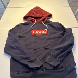Levis hoodie i bra skick, inte använd på länge pga växt. Storlek S. 200kr