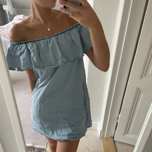 Jeans klänning - Säljer denna super söta ”jeans” klänningen. Armarna går att ha på olika sätt🩵