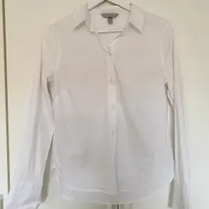 Säljer denna vita skjortan från H&M. Har använt ett par gånger. Säljer eftersom den har blivit liten för mig. ☺️