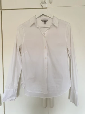 H&M - Säljer denna vita skjortan från H&M. Har använt ett par gånger. Säljer eftersom den har blivit liten för mig. ☺️