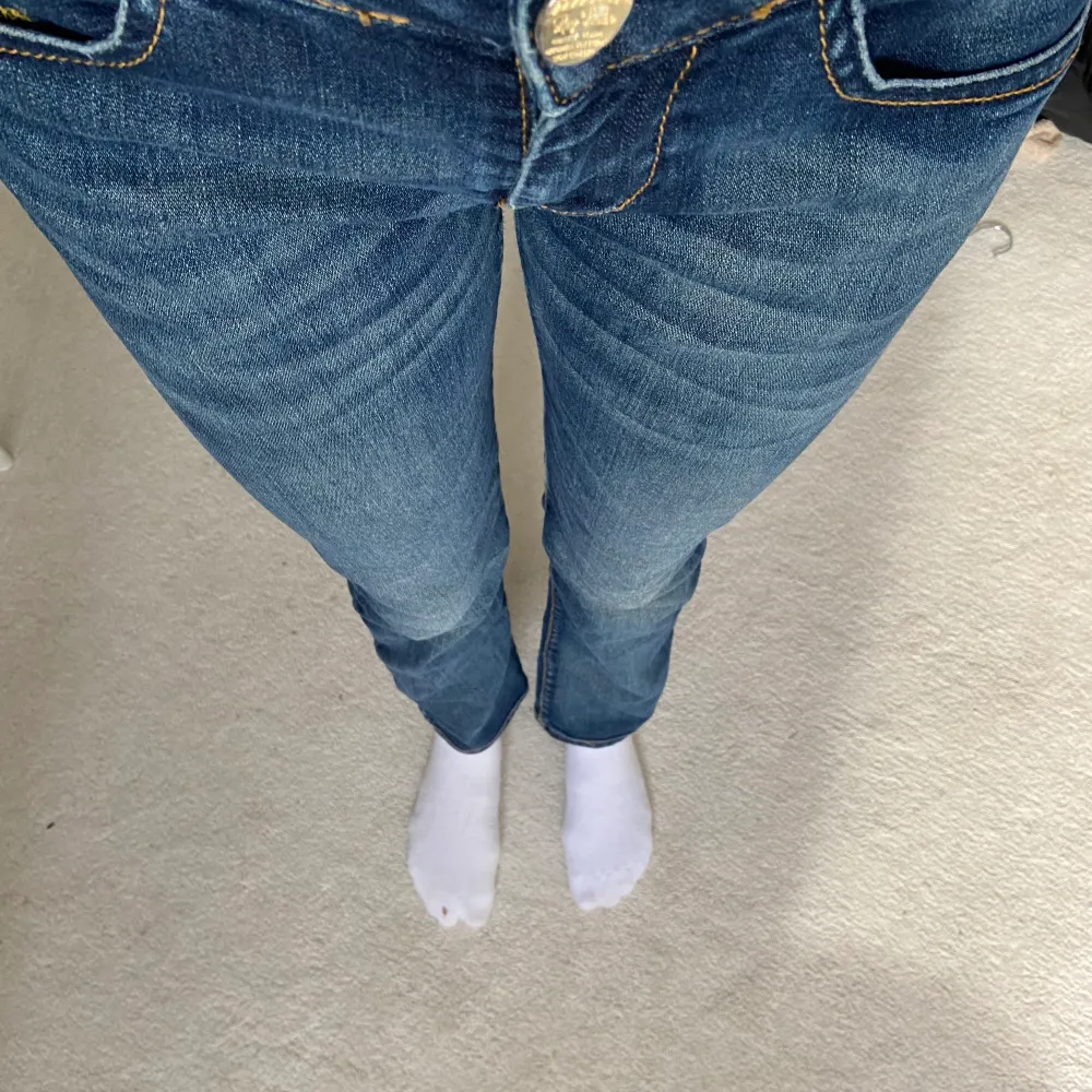 Snygga lågmidjade jeans från märket killah! Går ner till marken om du är runt 170cm! Varsamt använda, hör av dig vid frågor!💕⚡️. Jeans & Byxor.