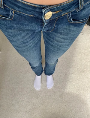 Lågmidjade jeans - Snygga lågmidjade jeans från märket killah! Går ner till marken om du är runt 170cm! Varsamt använda, hör av dig vid frågor!💕⚡️