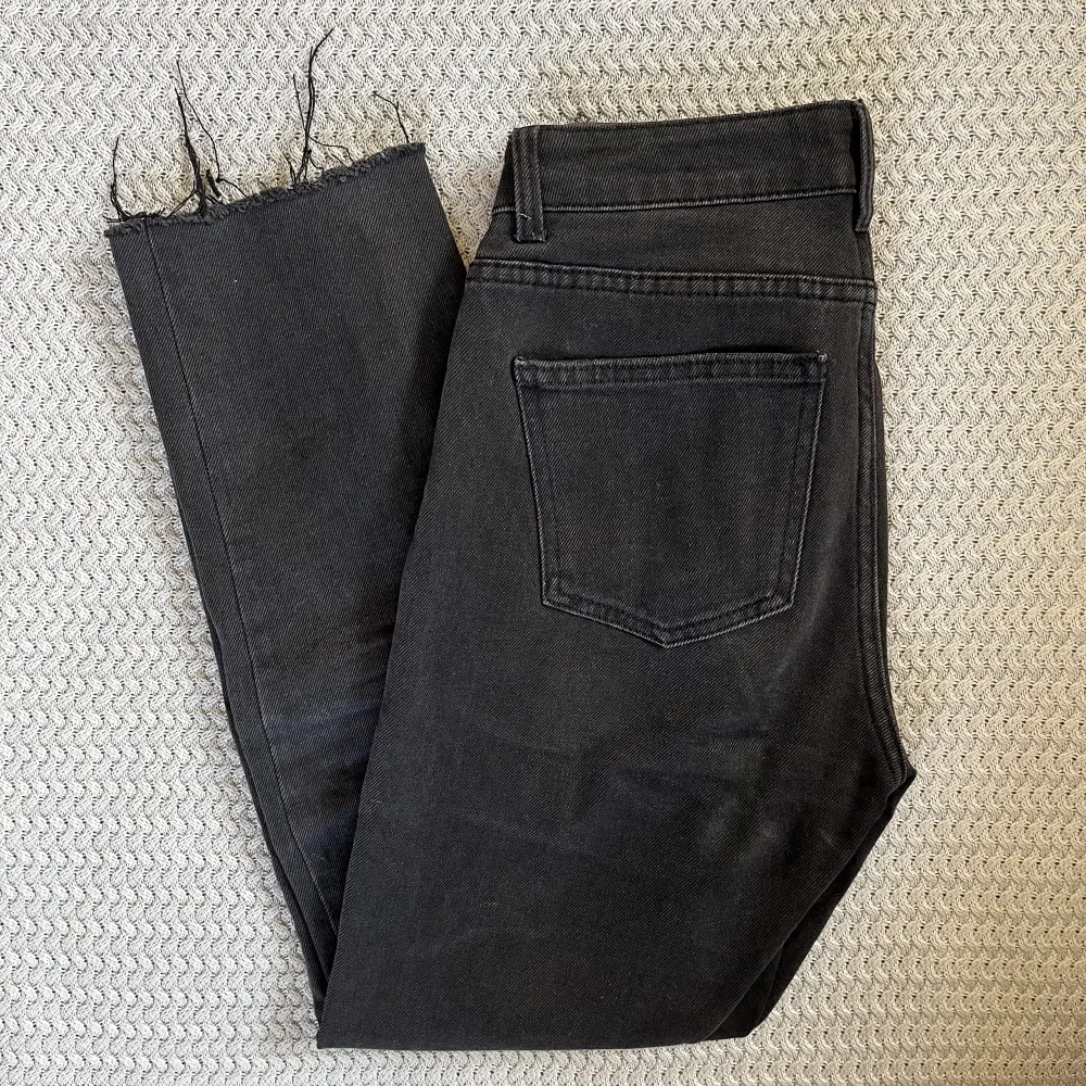Fina jeans från only i en grå/svart färg, ankelmodell. Använda flitigt men i fint skick. Säljer då de blivit för små för mig.. Jeans & Byxor.