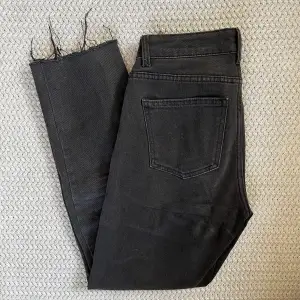 Fina jeans från only i en grå/svart färg, ankelmodell. Använda flitigt men i fint skick. Säljer då de blivit för små för mig.