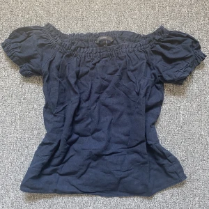 Söt topp - Tänkte sälja denna söta topp från vero Moda. Den har inga defekter och är i gott skick :) skriv privat om du vill ha mer bilder på den :D